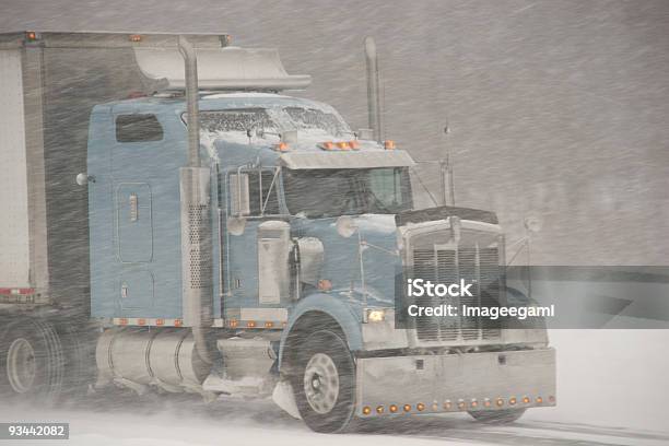 Camión De Transporte De Invierno Para Automóvil Foto de stock y más banco de imágenes de Camión articulado - Camión articulado, Nieve, Ventisca