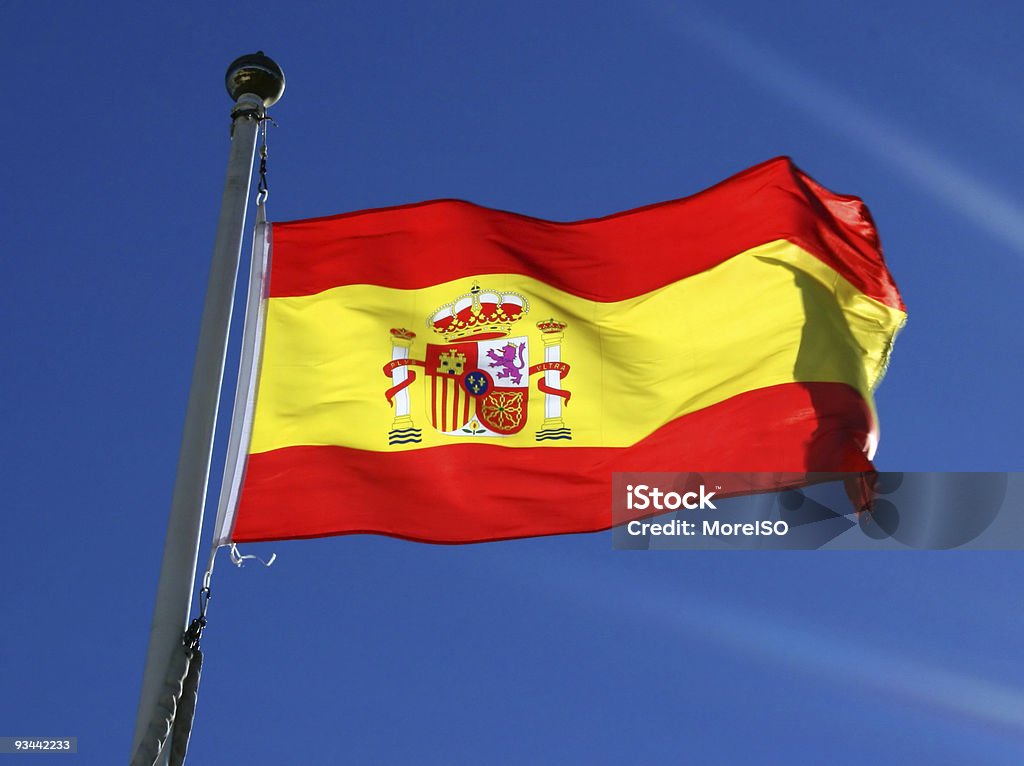 スペイン国旗に映える鮮やかなブルースカイ - スペインのロイヤリティフリーストックフォト