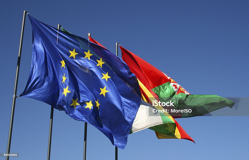 Quatro diferentes bandeiras europeias, com vento e céu azul - Foto de stock de Amarelo royalty-free