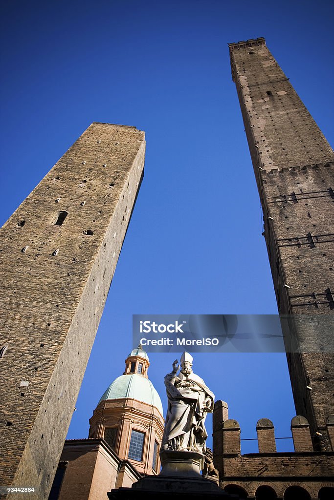 Duas torres de Bologna contra o céu azul vívido - Foto de stock de Acima royalty-free