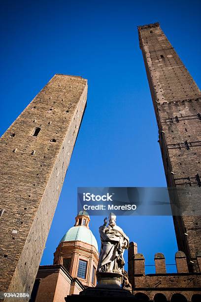 Foto de Duas Torres De Bologna Contra O Céu Azul Vívido e mais fotos de stock de Acima - Acima, Arquitetura, Azul