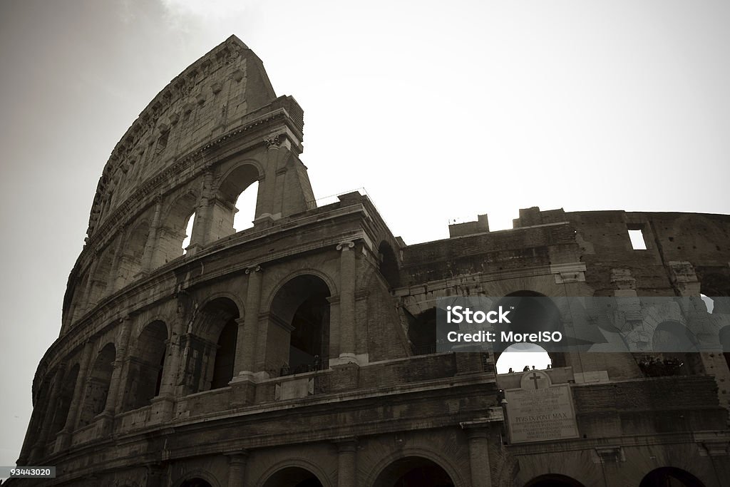 Colosseo a Roma, Italia con cielo nuvoloso in seppia - Foto stock royalty-free di Ambientazione esterna