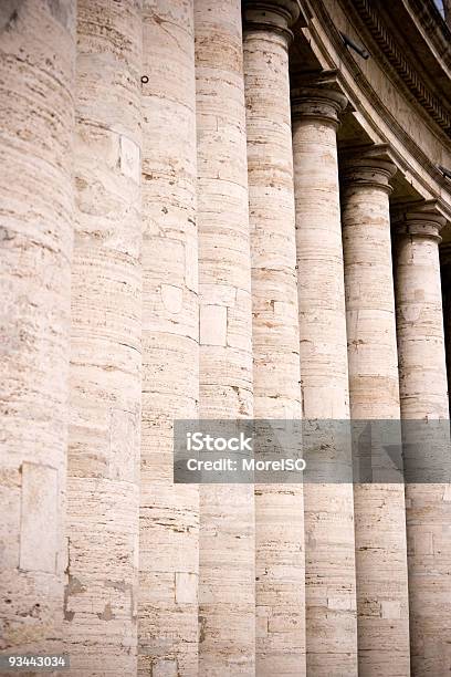 Foto de Colonnade e mais fotos de stock de Primeiro plano - Primeiro plano, Antigo, Arcaico