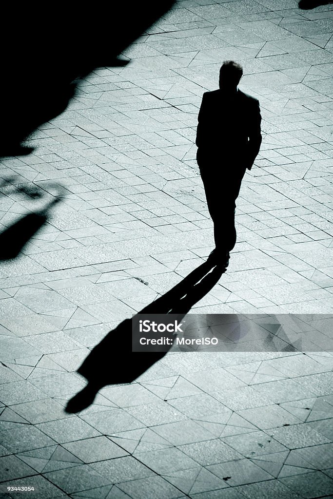 Hombre de negocios caminando al atardecer Sillhouette City Street - Foto de stock de Actividad libre de derechos