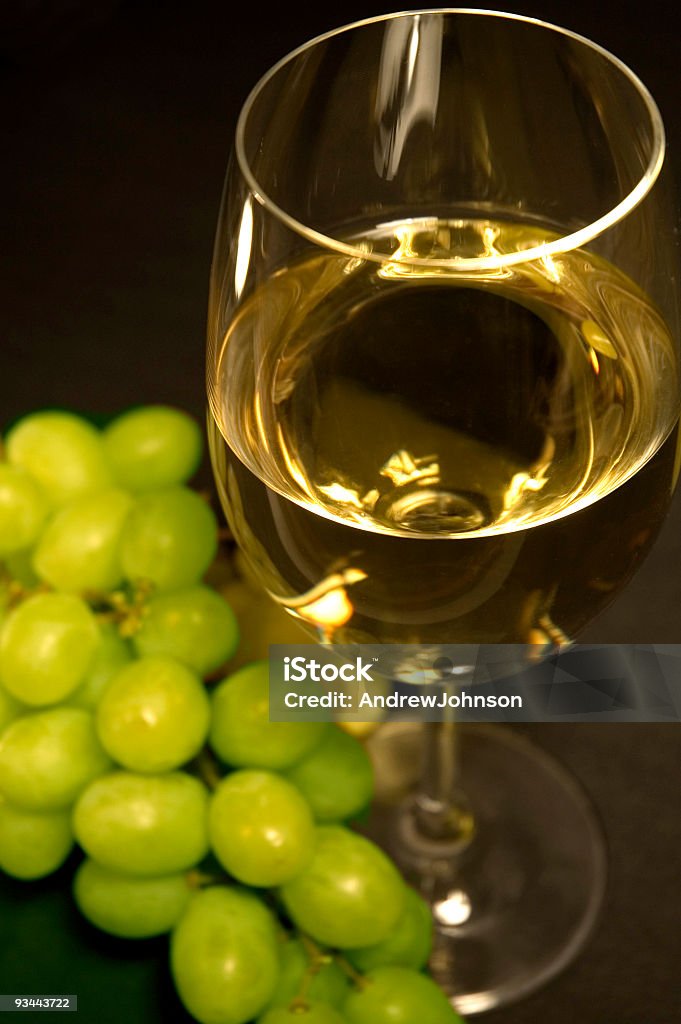 Copo de vinho branco e uvas - Foto de stock de Vinho Branco royalty-free