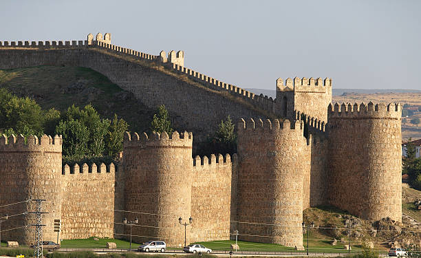 muralha da cidade no ávila, espanha - travel avila castilla y leon spain - fotografias e filmes do acervo