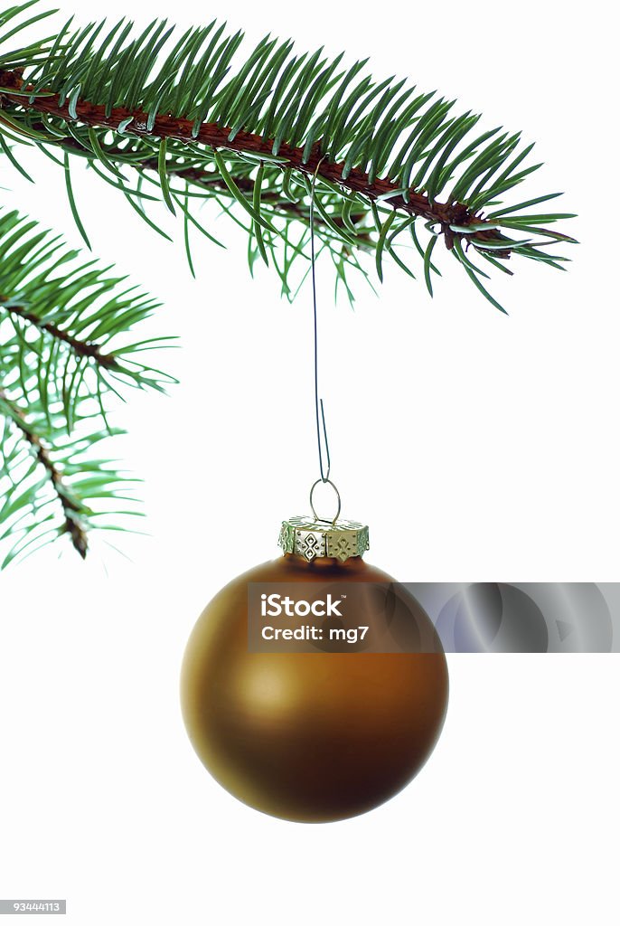 Bola de Natal ouro em um galho - Foto de stock de Bola de Árvore de Natal royalty-free