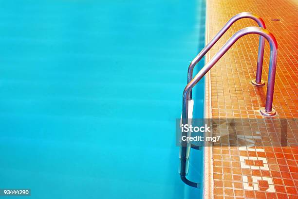 Foto de Escada Da Piscina e mais fotos de stock de Ao Lado de Piscina - Ao Lado de Piscina, Atividade Recreativa, Azul