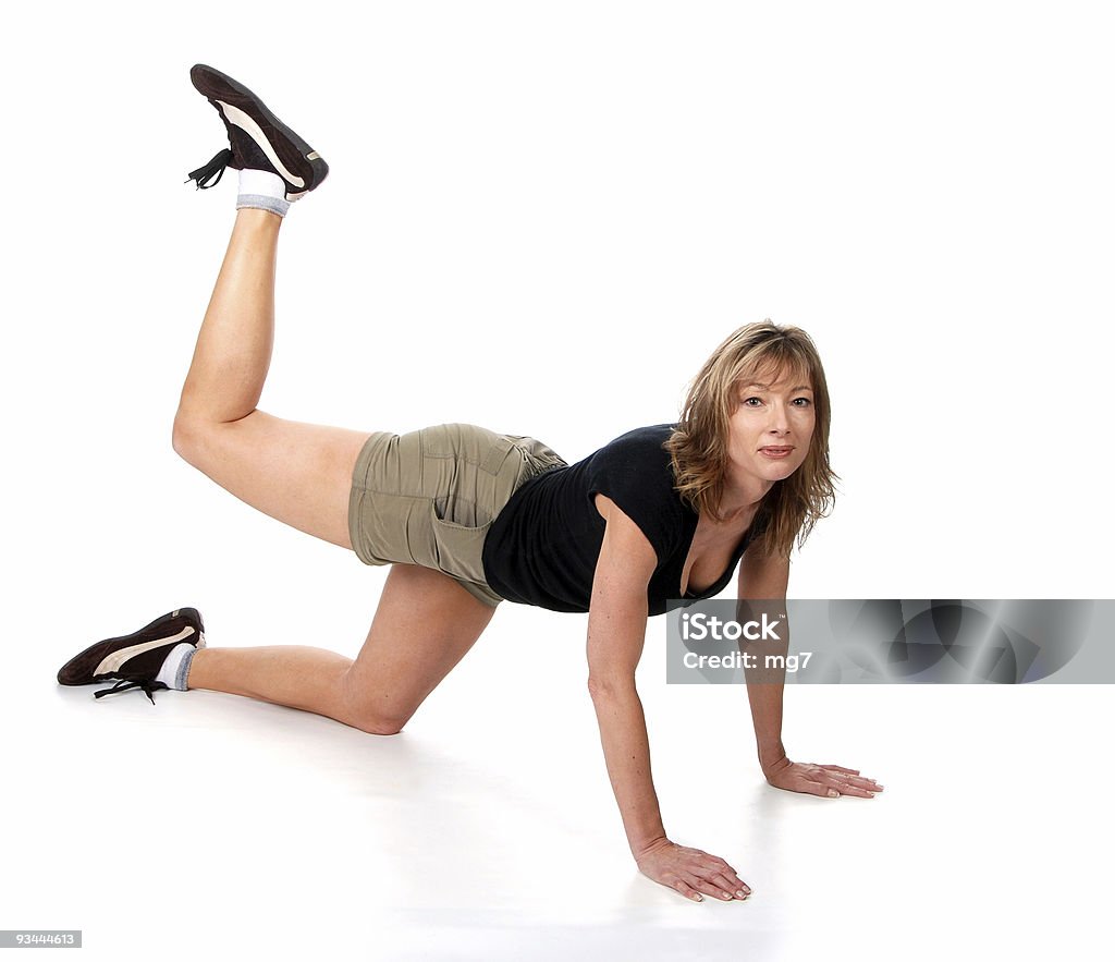 Donne facendo kick excersie posteriore - Foto stock royalty-free di Adulto