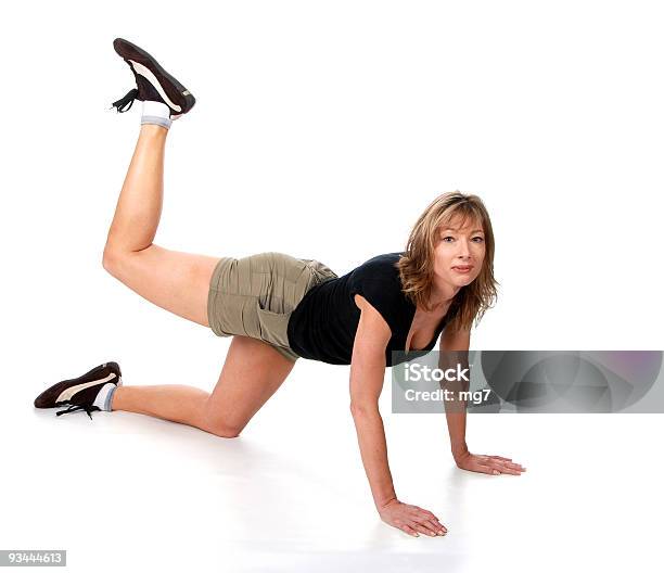 Donne Facendo Kick Excersie Posteriore - Fotografie stock e altre immagini di Adulto - Adulto, Adulto in età matura, Aerobica