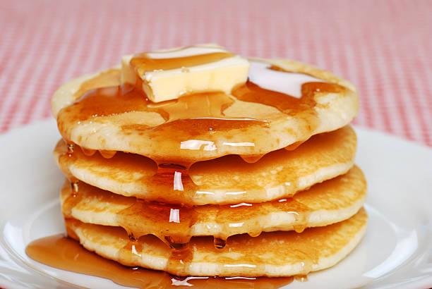 almíbar para panqueques con y mantequilla - pancake buttermilk buttermilk pancakes equipment fotografías e imágenes de stock