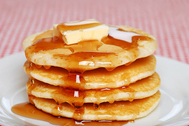 panquecas com manteiga e xarope - pancake buttermilk buttermilk pancakes equipment imagens e fotografias de stock