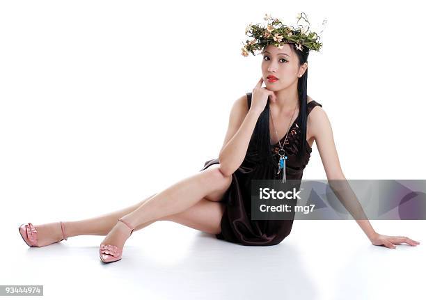 Mujer Usando Oriental Flores Aisladas Foto de stock y más banco de imágenes de Adulto - Adulto, Adulto joven, Cabello castaño