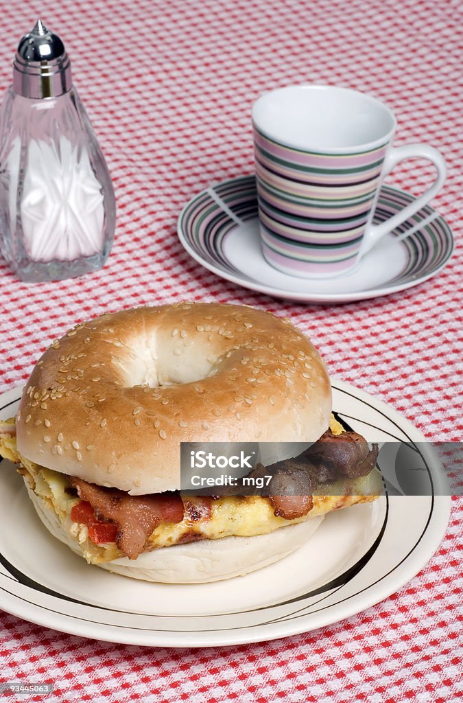 Omelete sanduíche com bacon e café - Foto de stock de Alimentação Não-saudável royalty-free