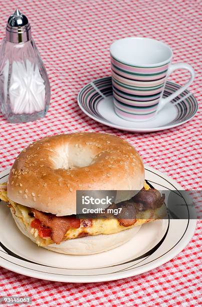 Foto de Omelete Sanduíche Com Bacon E Café e mais fotos de stock de Alimentação Não-saudável - Alimentação Não-saudável, Assado no Forno, Bacon