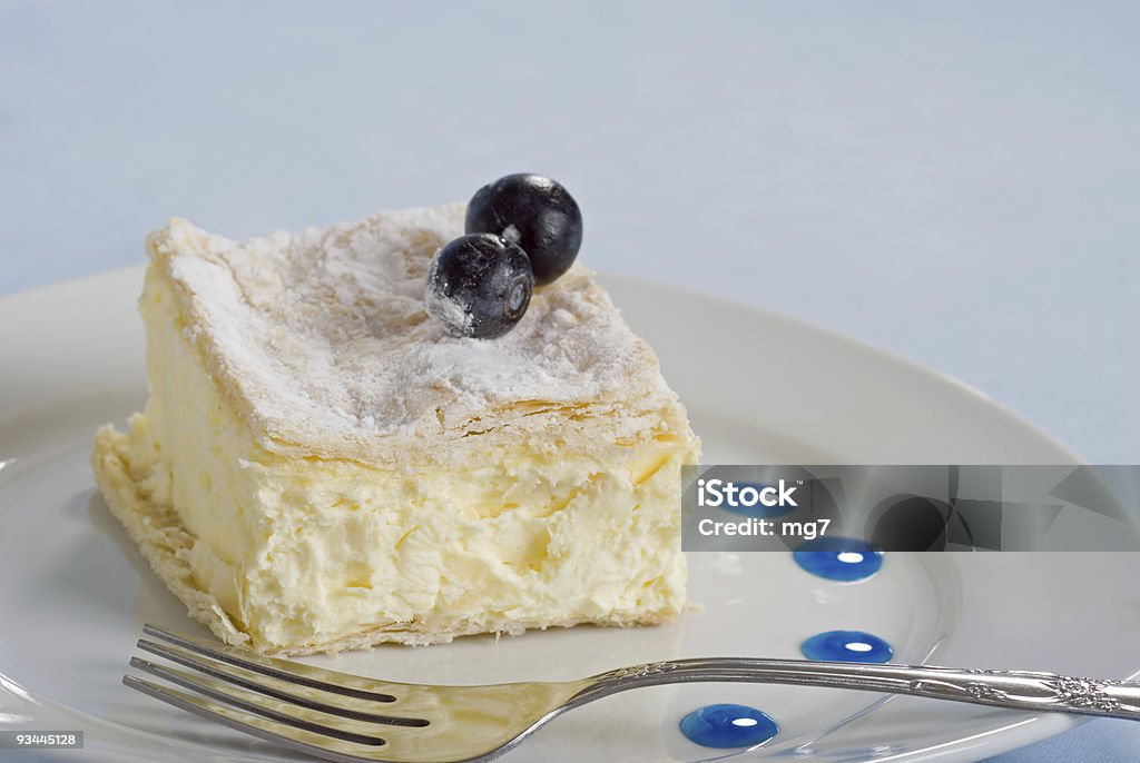 Flan de square em um prato com mirtilos frescos - Foto de stock de Assado no Forno royalty-free