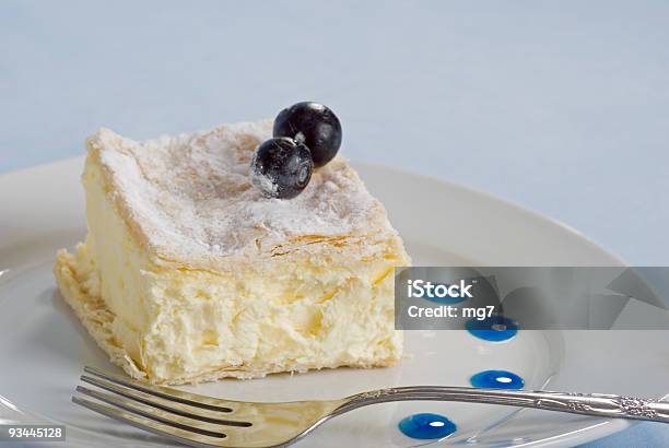 Foto de Flan De Square Em Um Prato Com Mirtilos Frescos e mais fotos de stock de Assado no Forno - Assado no Forno, Azul, Baga - Fruta