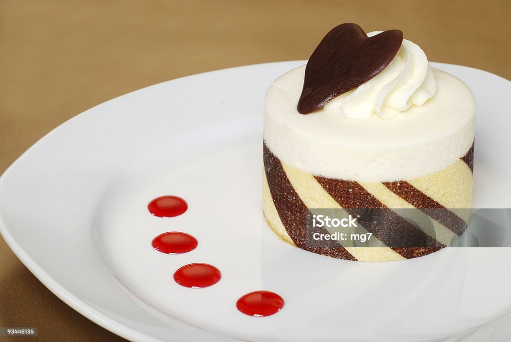 Gâteau au chocolat blanc avec un coulis de framboise - Photo de Aliment libre de droits