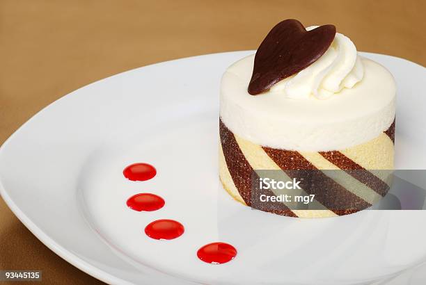 Photo libre de droit de Gâteau Au Chocolat Blanc Avec Un Coulis De Framboise banque d'images et plus d'images libres de droit de Aliment