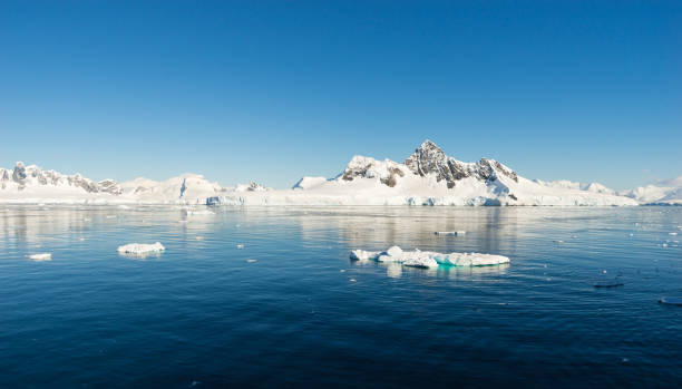 istock Antarctic Landscape with Ice Floats and Mountains 934451646