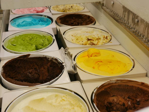 plateaux de glace dans la boutique de glaces italiennes - ice cream parlor ice cream dessert italian culture photos et images de collection