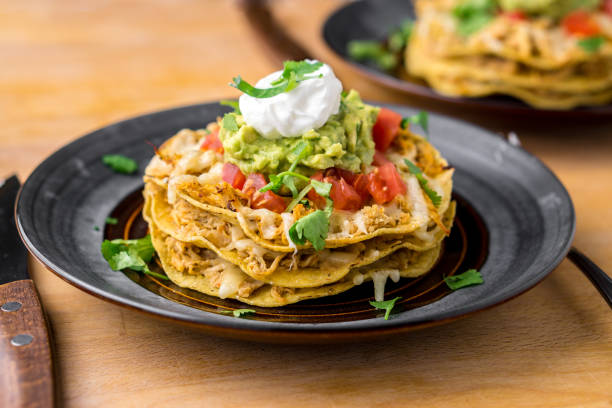 pila di tostada di pollo croccante. - latin american culture meat food ready to eat foto e immagini stock