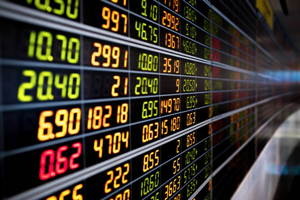 marché boursier tableau - stock market finance investment stock ticker board photos et images de collection