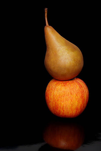 poire bosc et pomme gala - bartlett pear red pear two objects photos et images de collection