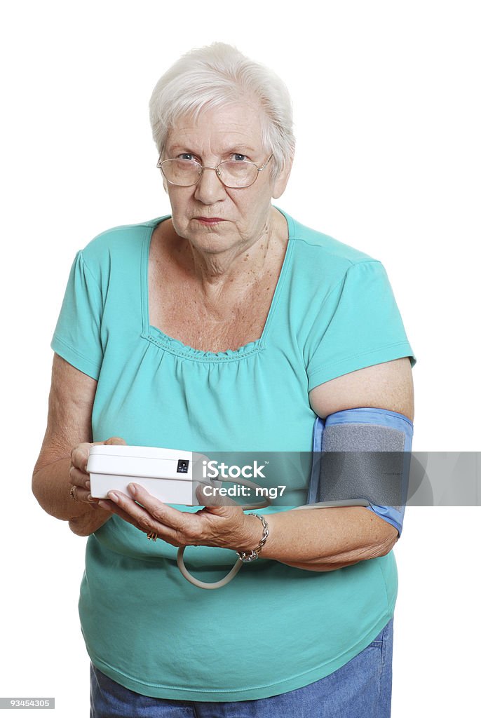 不幸せな年配の女性を使用した自動血圧機 - カットアウトのロイヤリティフリーストックフォト