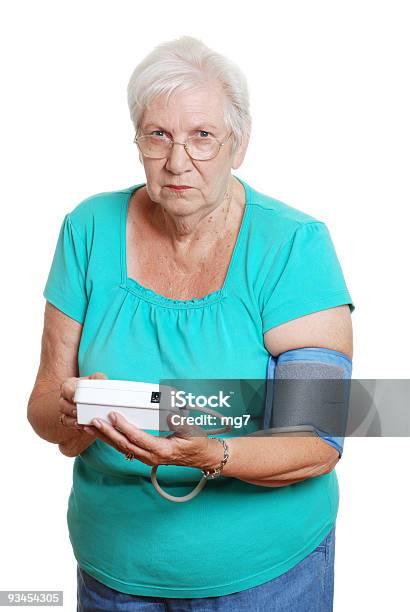 不幸せな年配の女性を使用した自動血圧機 - カットアウトのストックフォトや画像を多数ご用意 - カットアウト, カラー画像, シニア世代