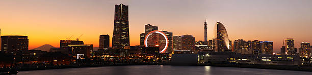 横浜夕暮れの街並み - みなとみらい ストックフォトと画像