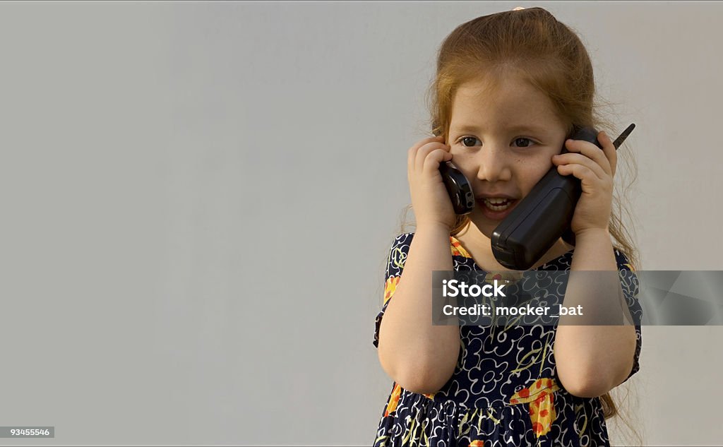 Mädchen mit zwei Handys - Lizenzfrei Am Telefon Stock-Foto