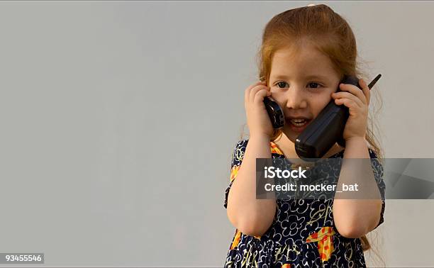 Mädchen Mit Zwei Handys Stockfoto und mehr Bilder von Am Telefon - Am Telefon, Baby, Drahtlose Technologie