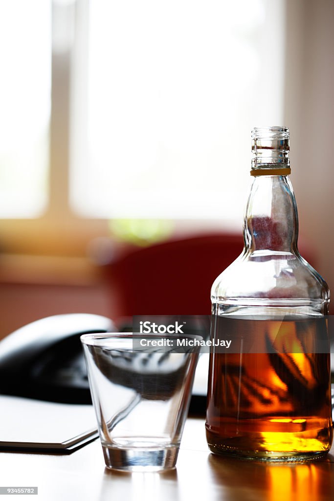 Whisky Flasche Wein auf dem Tisch - Lizenzfrei Alkoholisches Getränk Stock-Foto