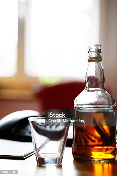 Botella De Whisky En La Tabla Foto de stock y más banco de imágenes de Bebida - Bebida, Bebida alcohólica, Color - Tipo de imagen