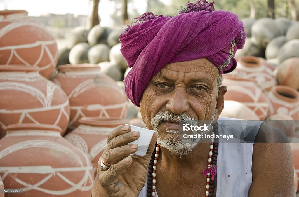 Rural homem tirando chá - Foto de stock de 60-64 anos royalty-free