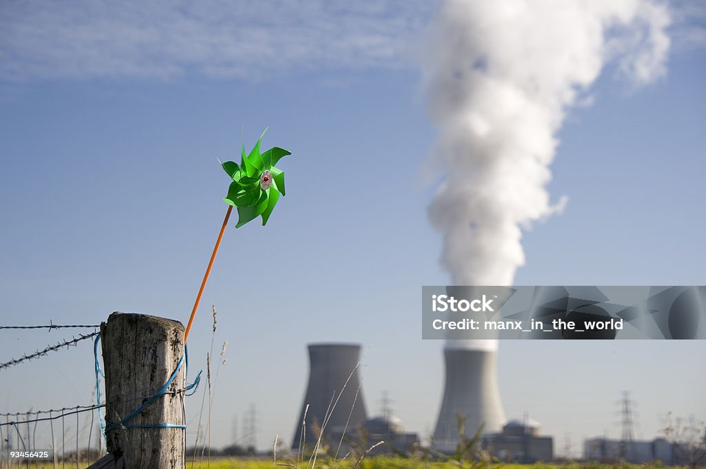 Vento contro l'energia nucleare - Foto stock royalty-free di Centrale nucleare