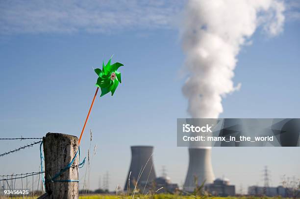 Vento Contro Lenergia Nucleare - Fotografie stock e altre immagini di Centrale nucleare - Centrale nucleare, Composizione orizzontale, Conservazione ambientale