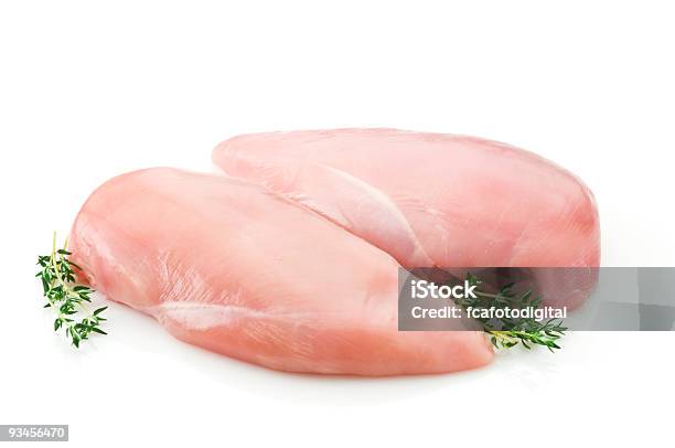 Two Raw Hühnerbrust Auf Weißem Hintergrund Stockfoto und mehr Bilder von Hühnchenbrust - Hühnchenbrust, Huhn - Geflügel, Roh