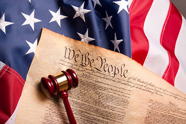american la démocratie - gavel flag law american culture photos et images de collection