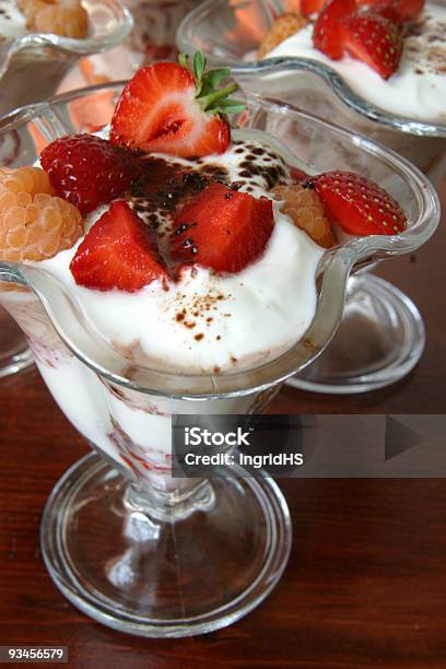 Yogur Postres Con Fresas Y Frambuesas Amarillo Foto de stock y más banco de imágenes de Alimento - Alimento, Amarillo - Color, Bebida