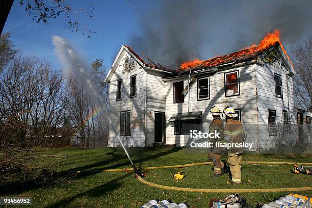 Разрушена Пожаром — стоковые фотографии и другие картинки Пожарный - Пожарный, Белый, Взаимодействие