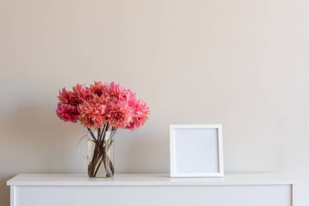 coral pink dahlias with blank square frame - sideboard imagens e fotografias de stock