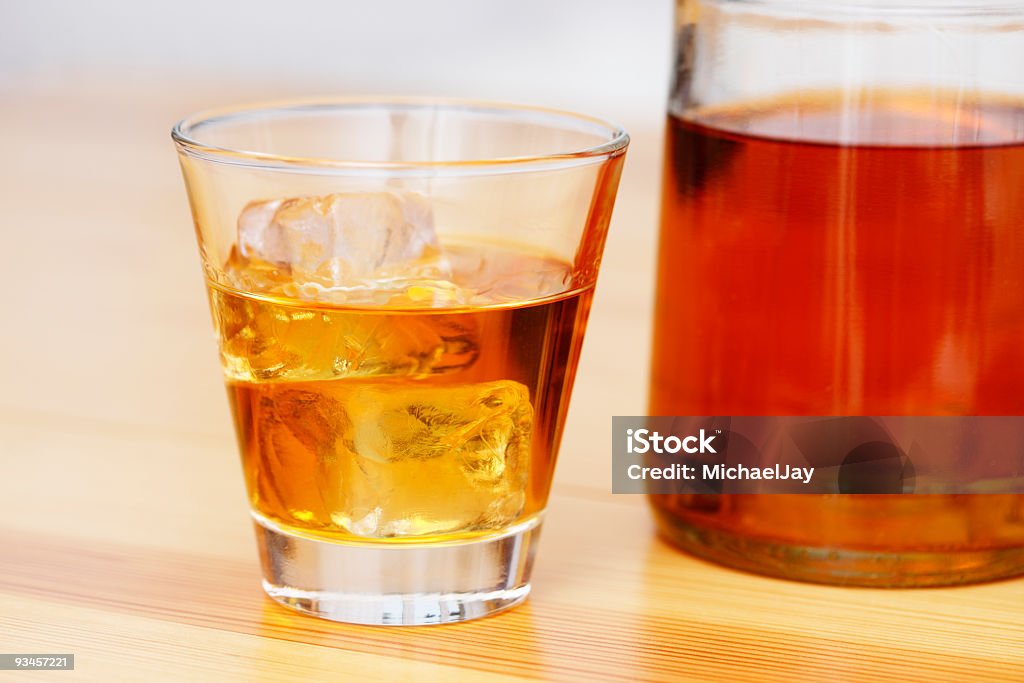 Bottiglia e bicchiere di Whiskey - Foto stock royalty-free di Alchol