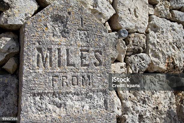 Calcare Mile Stone - Fotografie stock e altre immagini di Ambientazione esterna - Ambientazione esterna, Ammaccato, Antico - Vecchio stile