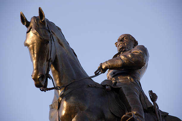 Robert E. Lee Statues Statue of Robert E. Lee on the famous Monument Avenue in Richmond, Virginia the general lee stock pictures, royalty-free photos & images