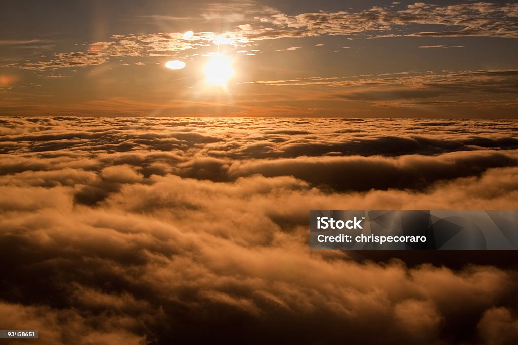 Закат над облаками - Стоковые фото Без людей роялти-фри