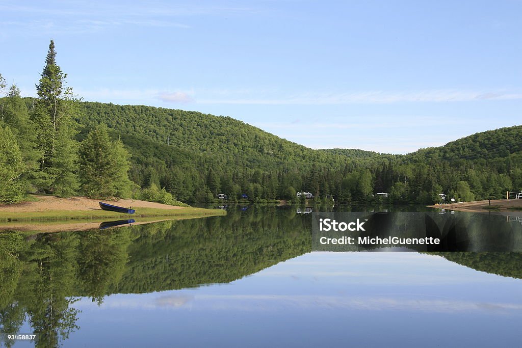 Espejo efecto en un lago - Foto de stock de Agua libre de derechos