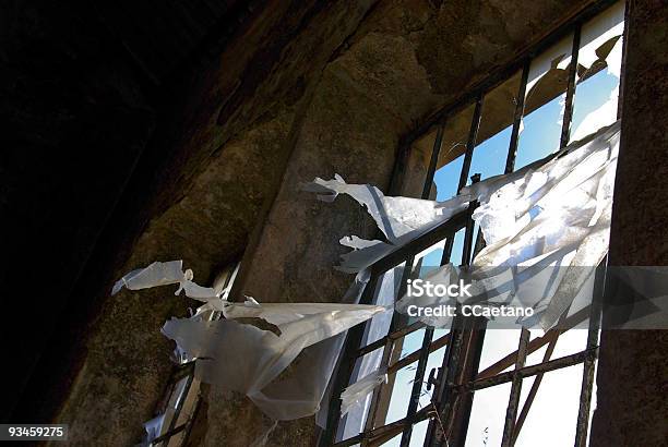 Ventana Oxidado Foto de stock y más banco de imágenes de Abandonado - Abandonado, Abrir, Agujero