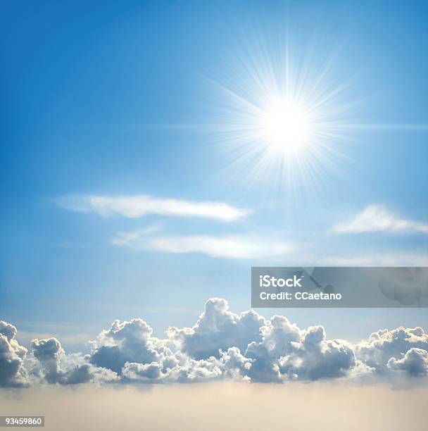 Cielo Soleado Foto de stock y más banco de imágenes de Arriba de - Arriba de, Azul, Blanco - Color